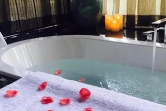 广州花都水疗池中的失重冥想：当身体学会漂浮